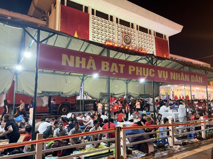 Nha bat phuc vu nguoi dan xem dieu binh, dieu hanh A80. Anh: Cuong Ngo 