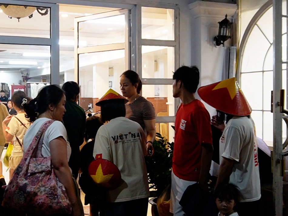 Amoureux du restaurant a Hanoï ouvert gratuitement pour accueillir les habitants pour regarder le defile militaire