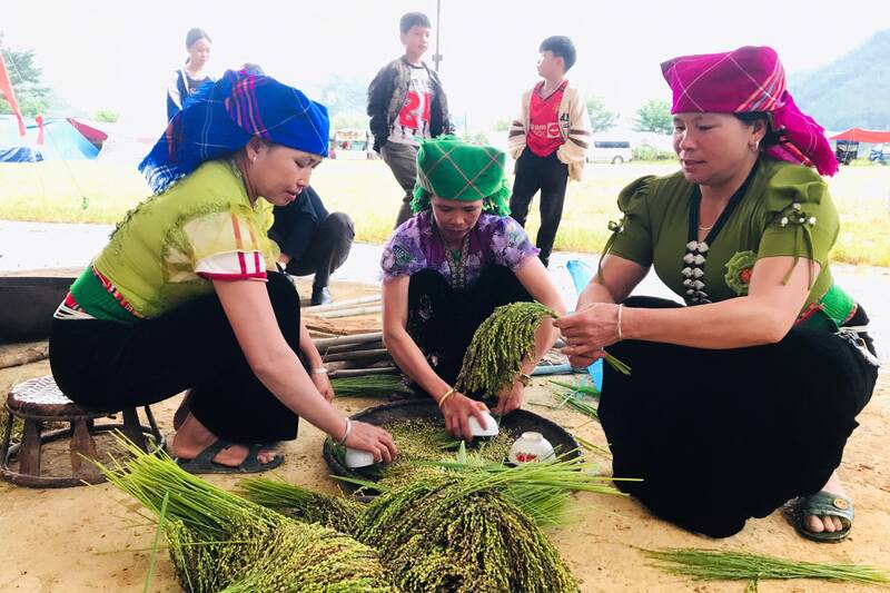 Phan thi gia com tai Le hoi. Anh: Truong Son