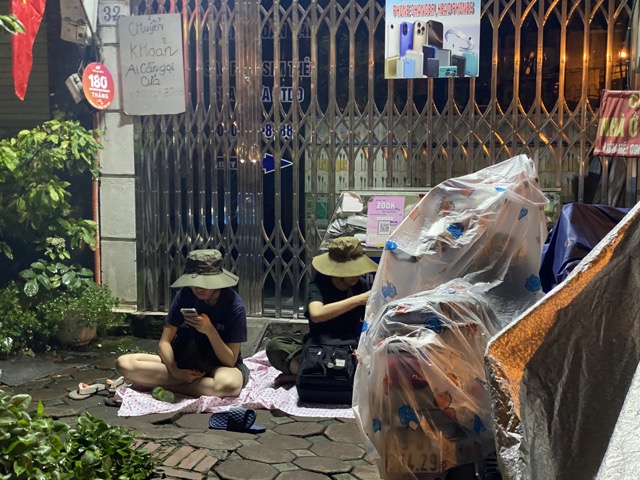 “Vi tinh than ngay Quoc khanh bat diet, 1 tam nilon cung co the giup chung to chong choi suot 1 dem dai“- ban N.M.A (Tranh Tri - Ha Noi) chia se. Day se la nhung trai nghiem kho quen cua A va nhung nguoi ban cua minh. M.A noi chi can sang som mai duoc hoa minh vao dong nguoi xem dieu binh thi thuc 1- 2 dem cung khong phai la van de.