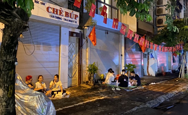 Nhieu ban tre chon via he pho Tran Quy Cap (Ha Noi) lam noi ngoi tro chuyen “trang dem“, cho den gio xem tong duyet dieu binh. Anh: Thuy Linh