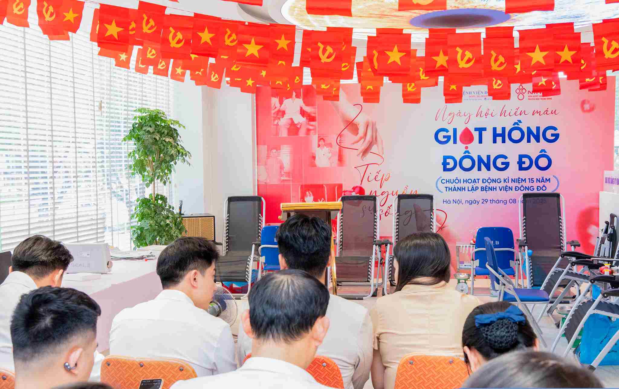 Benh vien Dong Do trang hoang co so kham chua benh ruc ro nhan dip Quoc khanh 2.9. Anh: BVCC