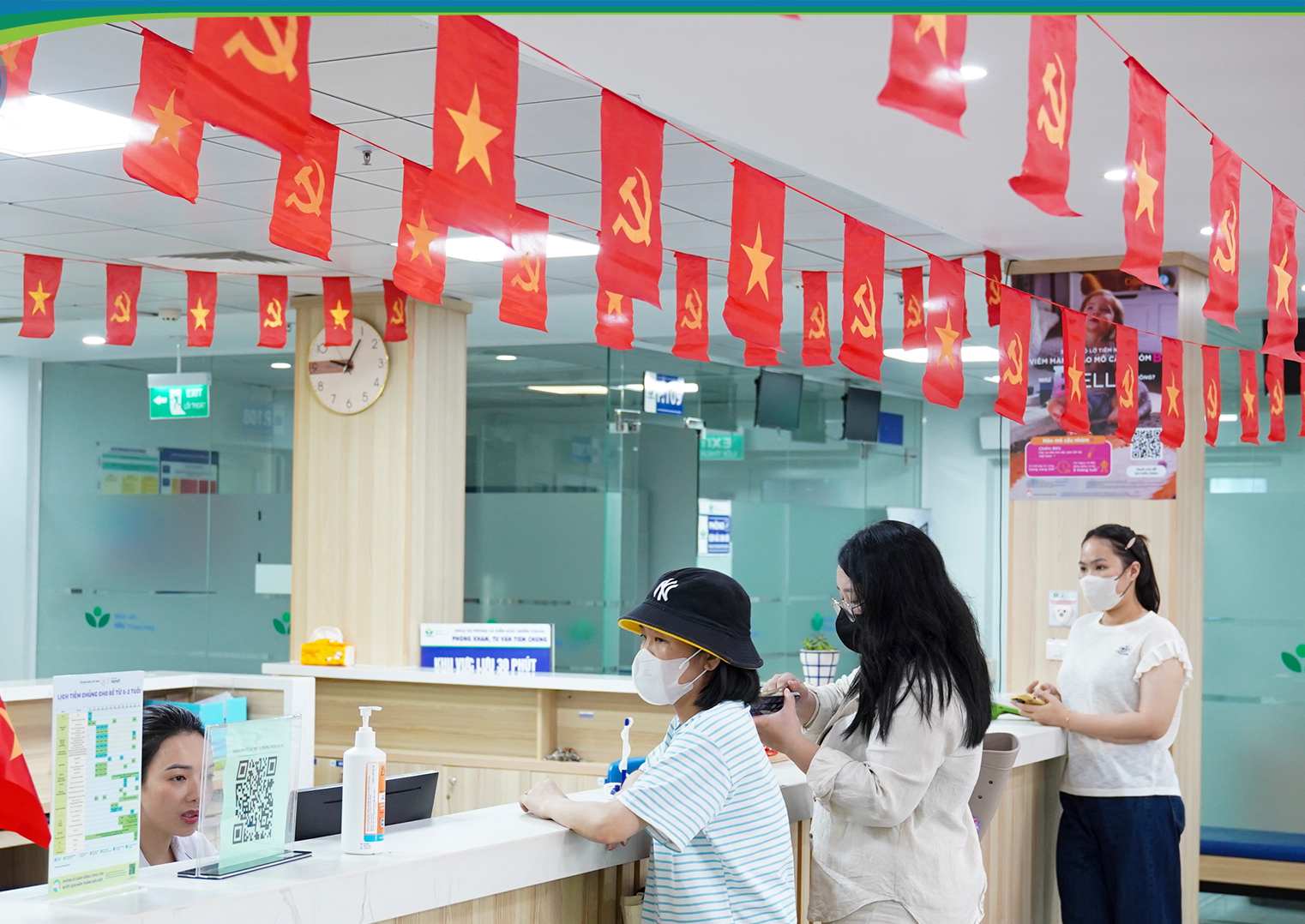 Co do sao vang duoc trang tri toan bo Benh vien Nhi Trung uong. Anh: BVCC