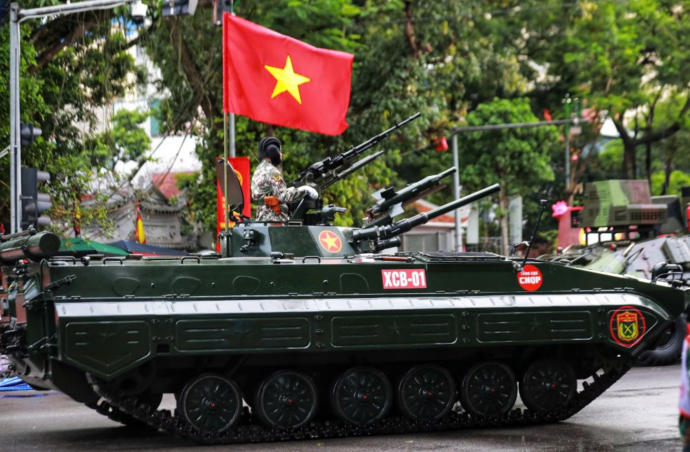 Các khối khí tài quân sự vào vị trí, sẵn sàng tham gia buổi tổng duyệt. Ảnh: Tô Thế