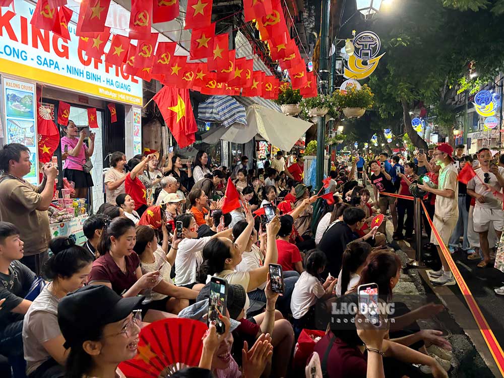 People open street concerts singing classic patriotic songs such as National Anthem, Noi tay cuoc ga, Nhu co Ba on the day of great victory... while waiting to watch the parade at the beginning of Trang Thi street near Cua Nam intersection. Photo: Y Yen
