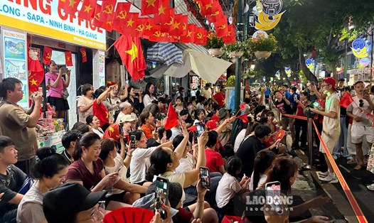 Người dân mở concert đường phố hát những bài ca yêu nước kinh điển như Quốc ca, Nối vòng tay lớn, Như có Bác trong ngày đại thắng... khi chờ xem diễu binh ở đầu phố Tràng Thi đoạn gần ngã bảy Cửa Nam. Ảnh: Ý Yên