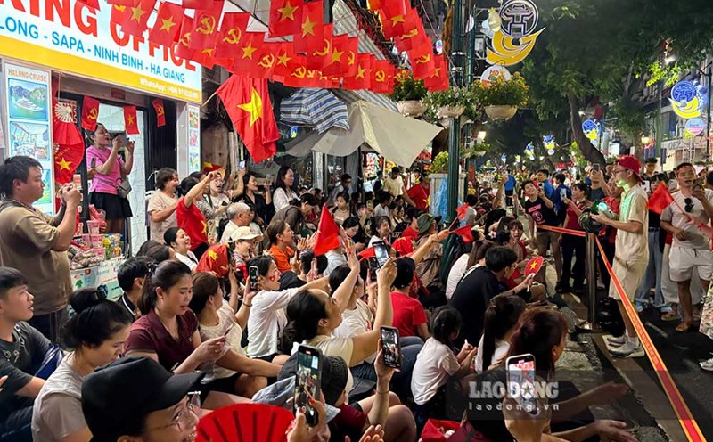 People open street concerts singing classic patriotic songs such as National Anthem, Noi tay cuoc ga, Nhu co Ba on the day of great victory... while waiting to watch the parade at the beginning of Trang Thi street near Cua Nam intersection. Photo: Y Yen