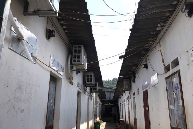 서북대학교 옆 Dun, 마을의 한 하숙집에서 전선이 얽히고 설켜 화재 위험이 잠재되어 있습니다. 사진: Truong Son