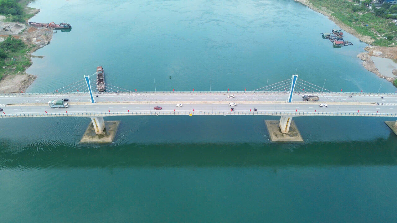 Le pont Huu Nghi traversant la riviere Da dans l'ancienne ville de Hoa Binh sera egalement entretenu. Photo : Dang Tinh.