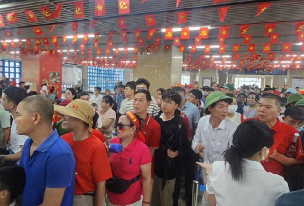 Nguoi dan nghiem tuc xep hang lay so thu tu len tau. Anh: Dang Tien