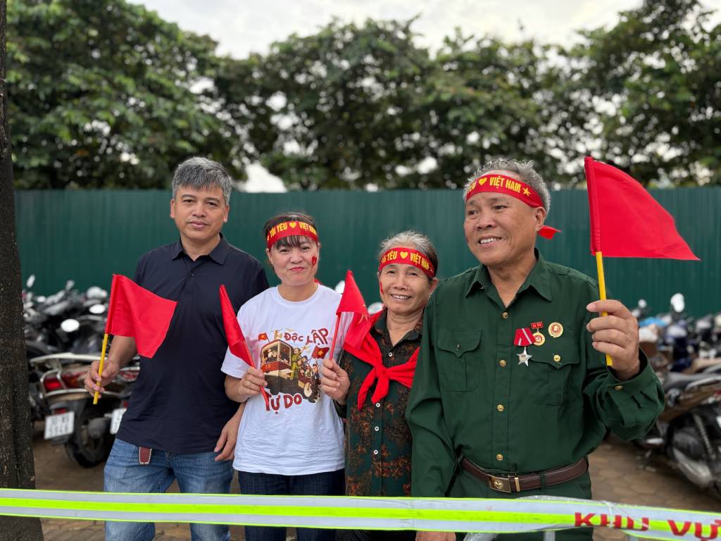Vo chong ong Vuong Ta Thich cung con gai, con re di xem tong duyet dieu binh. Anh: Tat Thao