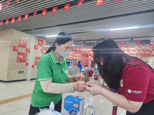 Le Minh Huyen ho tro nguoi dan so cuu ban dau. Anh: Minh Hanh