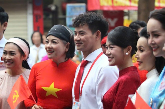 NSND Xuan Bac chup anh cung nghe si Viet truoc them Le tong duyet A80. Anh: Le Tuyen