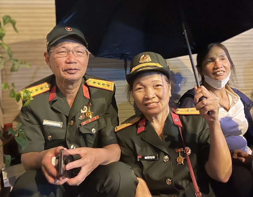Vo chong cuu binh Doan Xuan Dien doi mua xem dieu binh, ke chuyen chien truong xua. Anh: Cuong Ngo