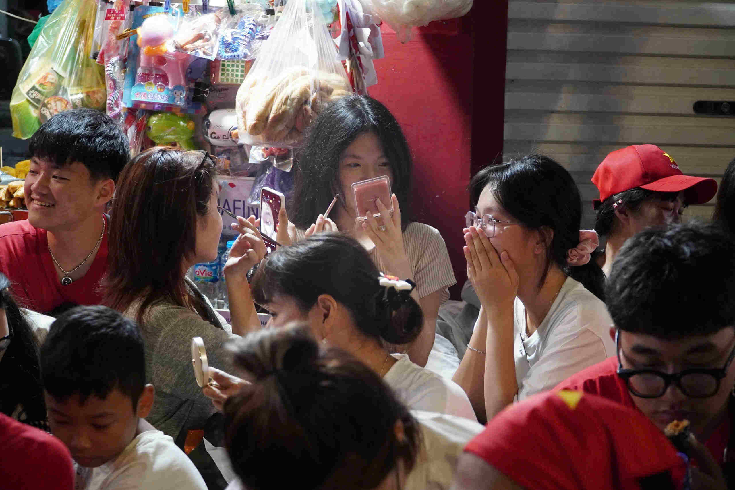 Tai khu vuc Trang Tien, cac nang tho da thuc day, trang diem, san sang cho don doan dieu binh. Anh: Hai Danh