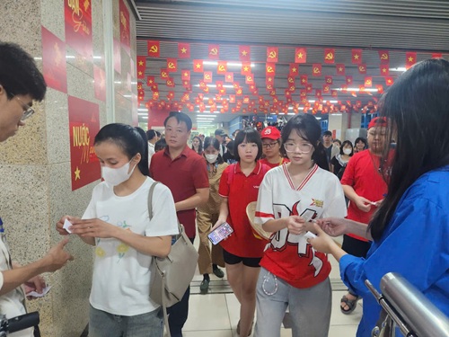 Hanh khach xuong ga Cat Linh. Anh: Minh Hanh