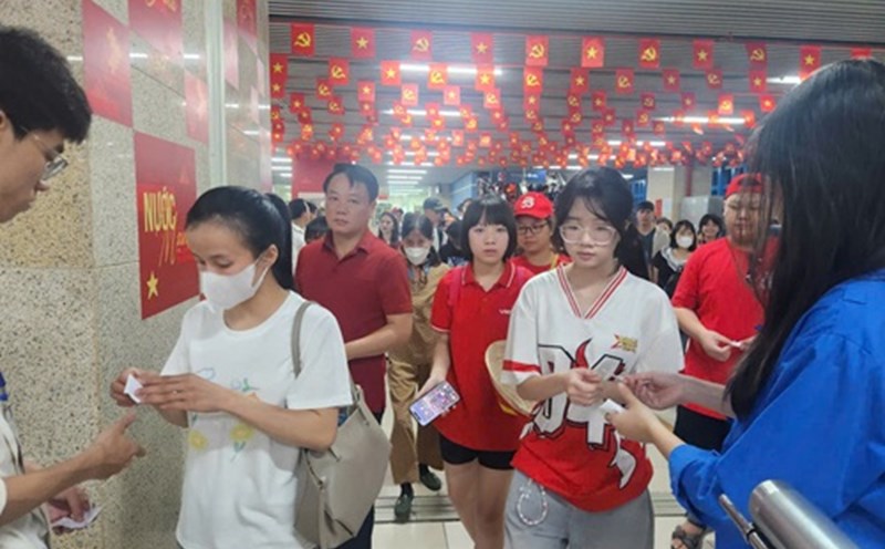For the first time, Hanoi urban railway operates overnight. Photo: Minh Hanh
