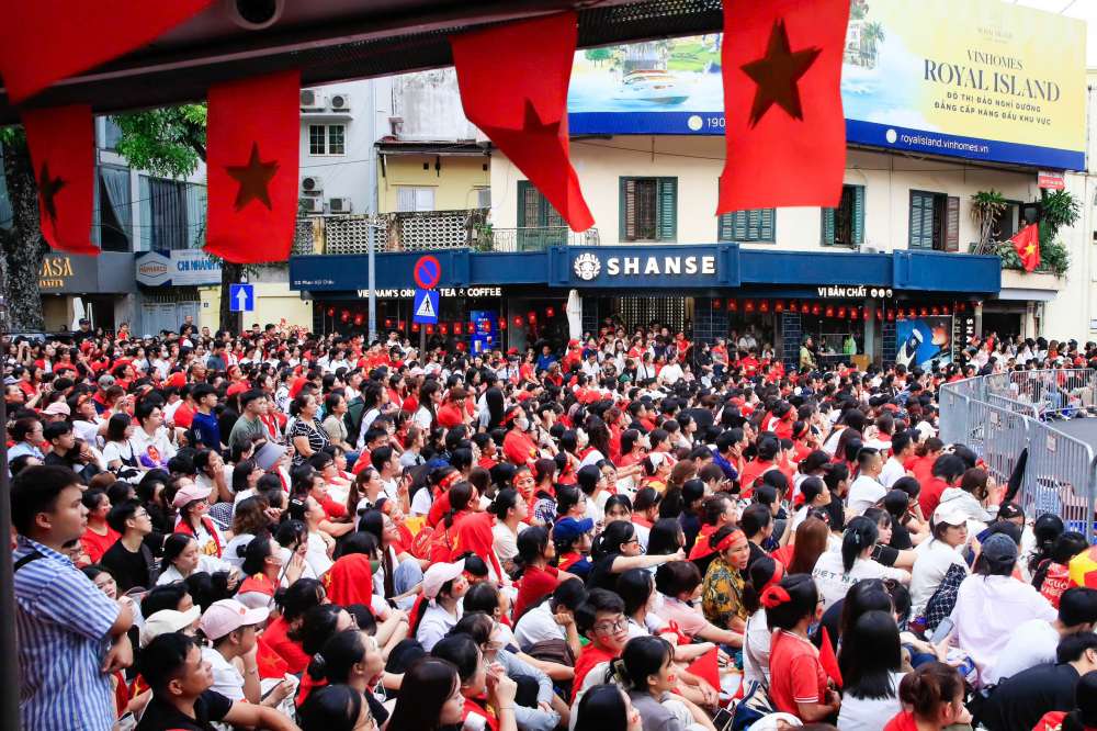 Khong khi nong dan quanh khu vuc nut giao Cua Nam du troi do con mua bat chot vao khoang 6h30. Anh: Y Yen