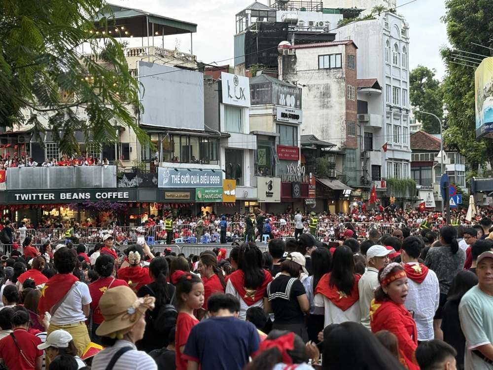 Nga bay Cua Nam dong nghit nguoi vao 6h sang, cang sat gio tong duyet dong nguoi cang don ve cac nga pho quang nut giao nay. Anh: Y Yen