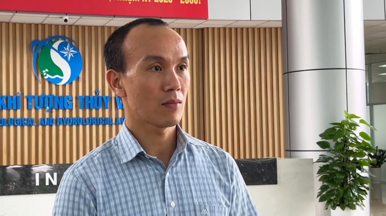 Ong Hoang Phuc Lam cung cap thong tin du bao thoi tiet Ha Noi dip nghi le. Anh: An An