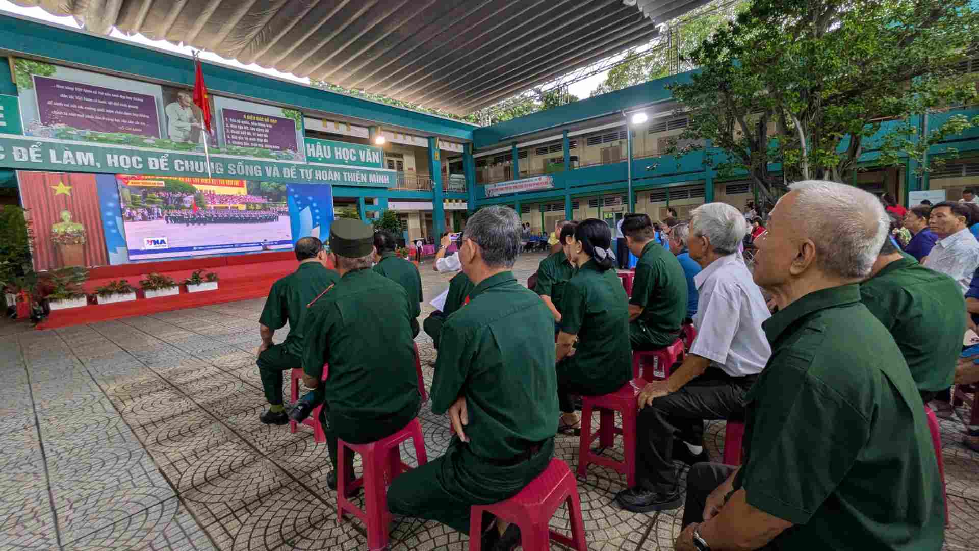 Cac cuu chien binh, nguoi dan xem buoi tong duyet dieu binh qua man hinh chieu. Anh: Tam Tu