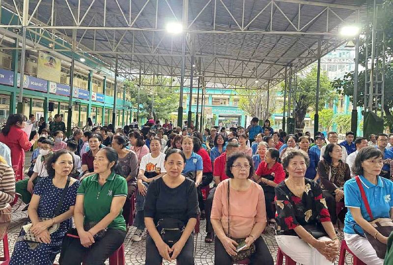 Nguoi dan theo doi buoi tong duyet qua man hinh. Anh: Tam Tu