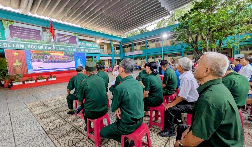 Cac cuu chien binh, nguoi dan o TPHCM xem buoi tong duyet dieu binh qua man hinh chieu. Anh: Tam Tu