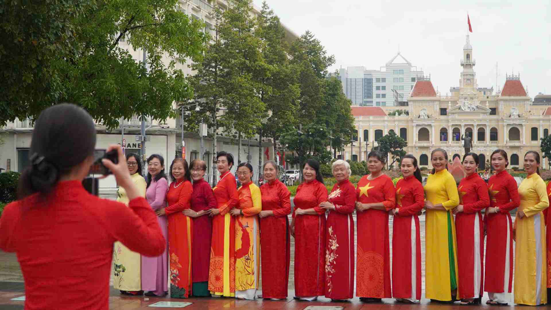 Khu vuc truoc UBND TPHCM dong duc nguoi dan chup anh. Anh: Chan Anh