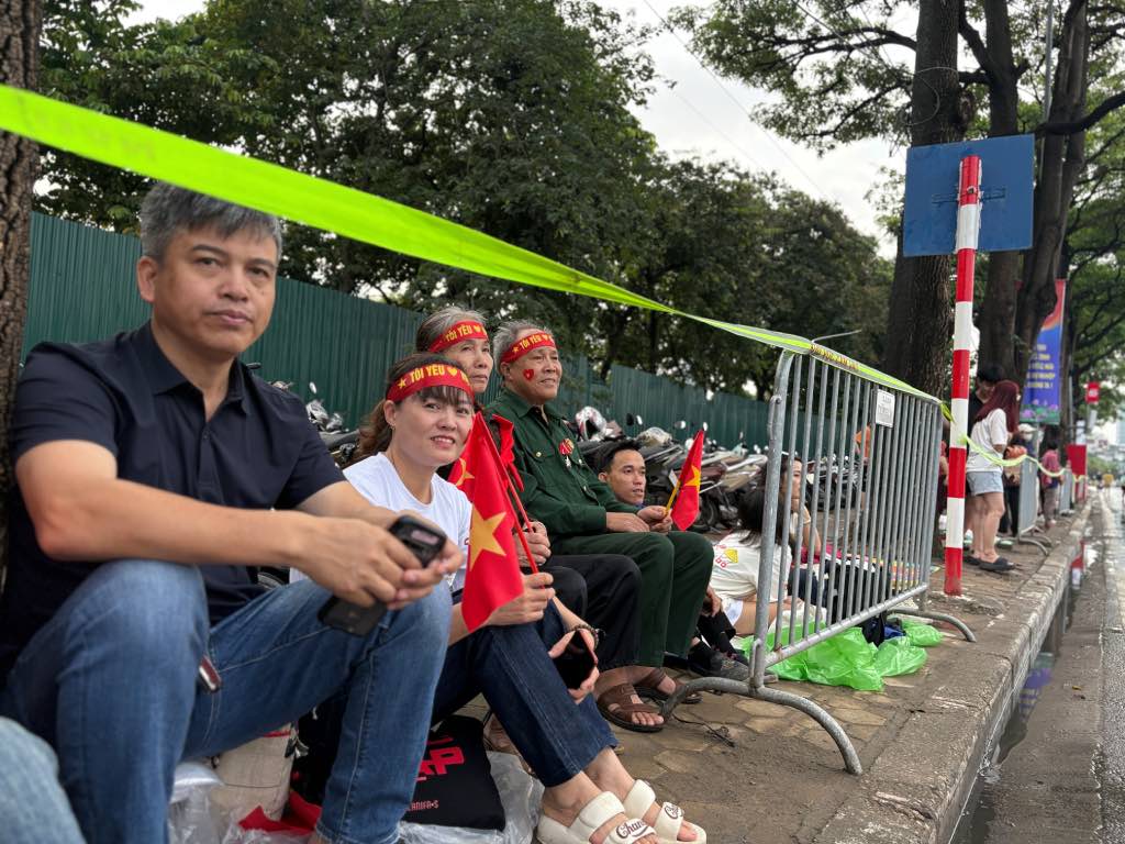 Vo chong ong Thich va cac con cho xem tong duyet dieu binh. Anh: Tat Thao