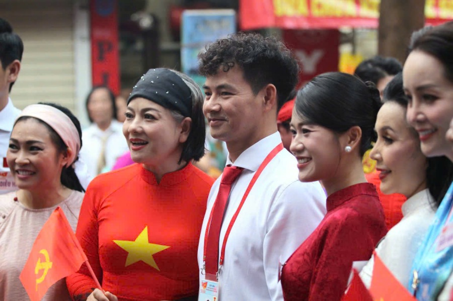 People's Artist Xuan Bac took a photo with a Vietnamese artist before the A80 rehearsal. Photo: Le Tuyen
