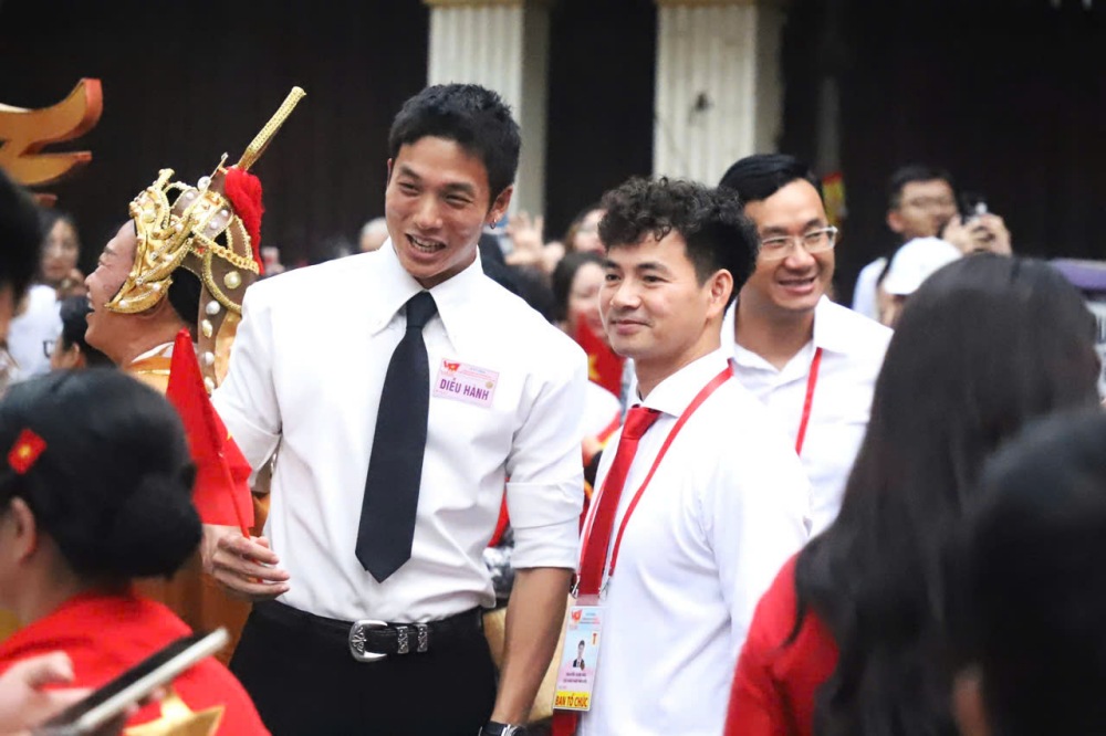 Nam vuong Hung Nguyen chup anh cung NSND Xuan Bac. Anh: Huyen Chi