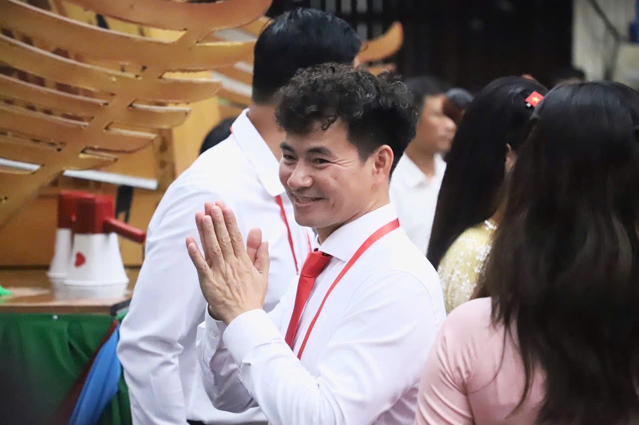 NSND Xuan Bac dich than dong vien tung khoi quan chung. Anh: Huyen Chi