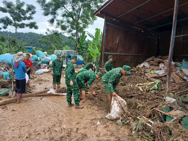 Officers and soldiers of Muong leo Border Guard Station (Son La) focus on overcoming the consequences of natural disasters caused by floods in Pung Banh commune. Photo: Yen San