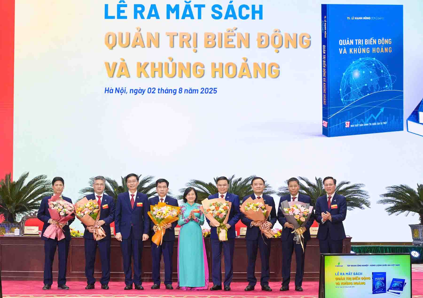 Cac dong chi trong Doan Chu tich Dai hoi tang hoa chuc mung TS. Le Manh Hung va tap the cac tac gia.
