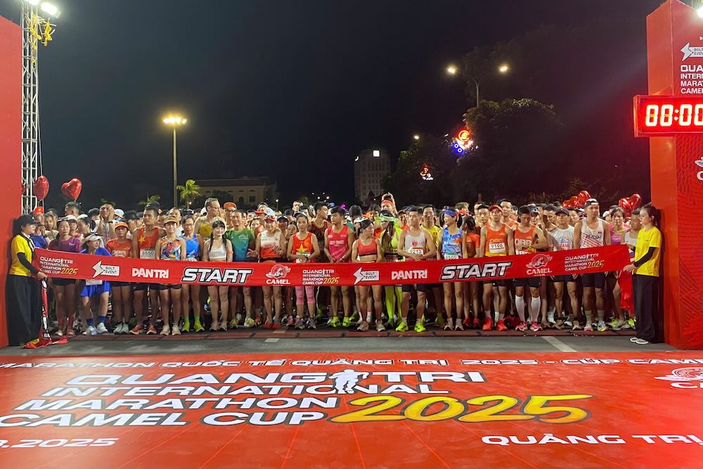 Des milliers d'athletes participent a la course internationale a Quang Tri.
