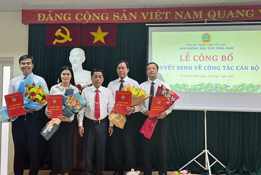 南部地方最高人民裁判所で受け入れおよび任命された個人。写真:裁判所誌