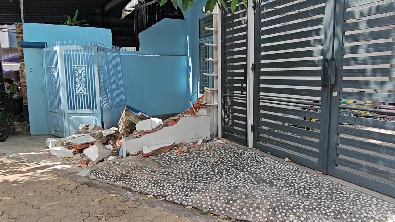 Làm rõ vụ tài xế taxi công nghệ cầm dao cãi nhau với khách  sau đó tông xe vào tường nhà dân ở TPHCM. Ảnh: Đông Hoàng