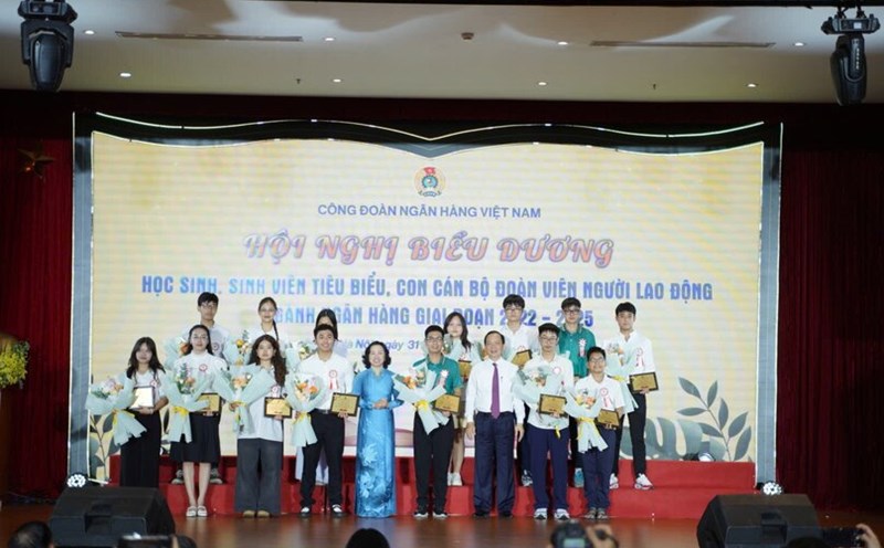 Leaders of the Vietnam General Confederation of Labor and the State Bank, the Vietnam Bank Trade Union presented awards to students. Photo: Phu Temple
