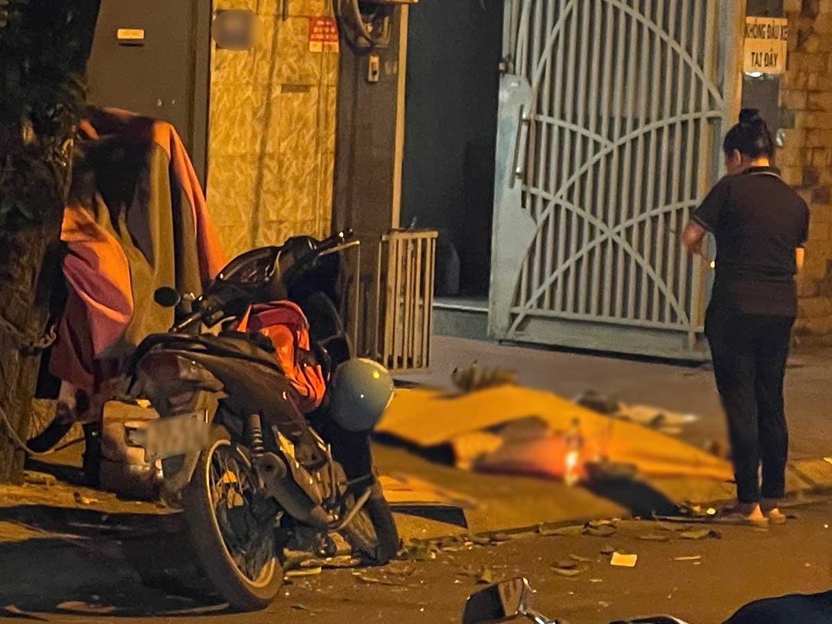 Người đàn ông tử vong bất thường cạnh xe máy ở TPHCM. Ảnh: Đông Hoàng