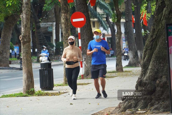 Brisk walking improves mobility. Photo: Ngoc Le