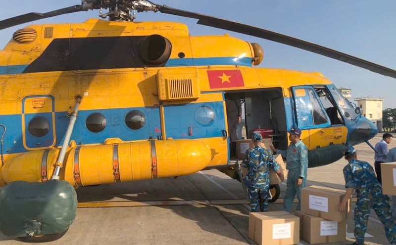 The Ministry of National Defense continues to send 3 helicopters to carry working groups and relief goods to people in flooded areas in Dien Bien. Photo: Air Defense - Air Force.