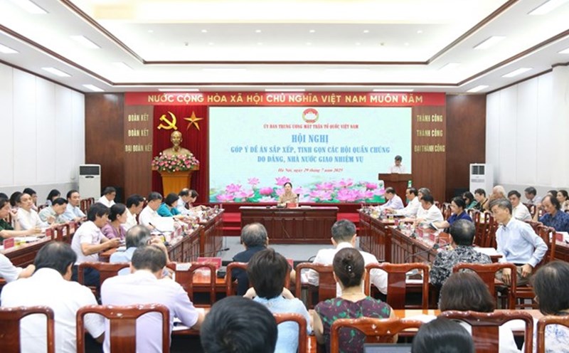 Scene of the Conference on giving comments on the project to reorganize and streamline mass associations assigned by the Party and the State on July 29. Photo: Quang Vinh