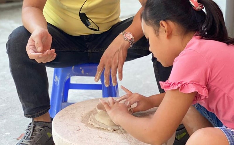 Learning to make pottery is one of the interesting experiences for children during the summer vacation. Photo: Tuan Dat