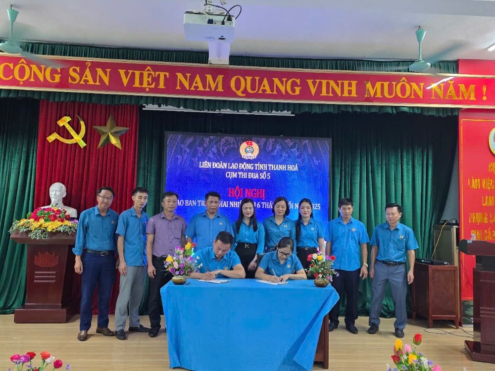 Cac don vi trong Cum thi dua so 5, LDLD tinh Thanh Hoa ky ket giao uoc thi dua. Anh: Truong Hien