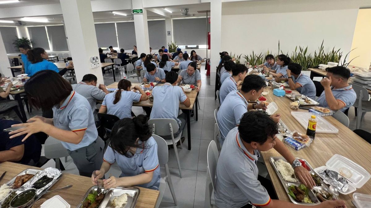 노동조합 점심 식사에 참석한 Sadesa Vietnam Co. Ltd. 노동자들의 모습. 사진: 노동조합 기초 조직