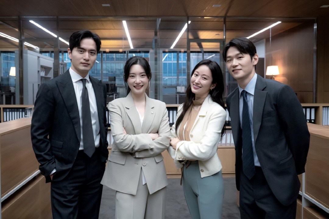 Compared to Lee Jong Suk's film, the film "A Lawyer's Dream" is having a good start. Photo: Producer/Net Netflix