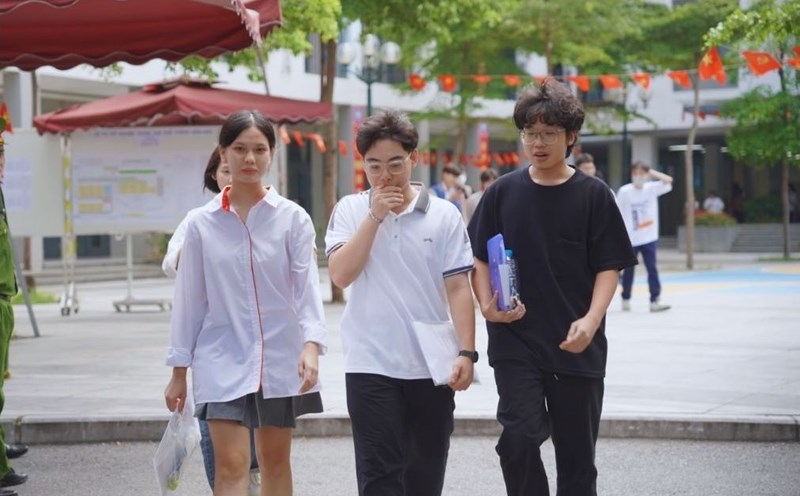 Many parents and students are interested in the tuition fees of universities. Photo: Vu Linh