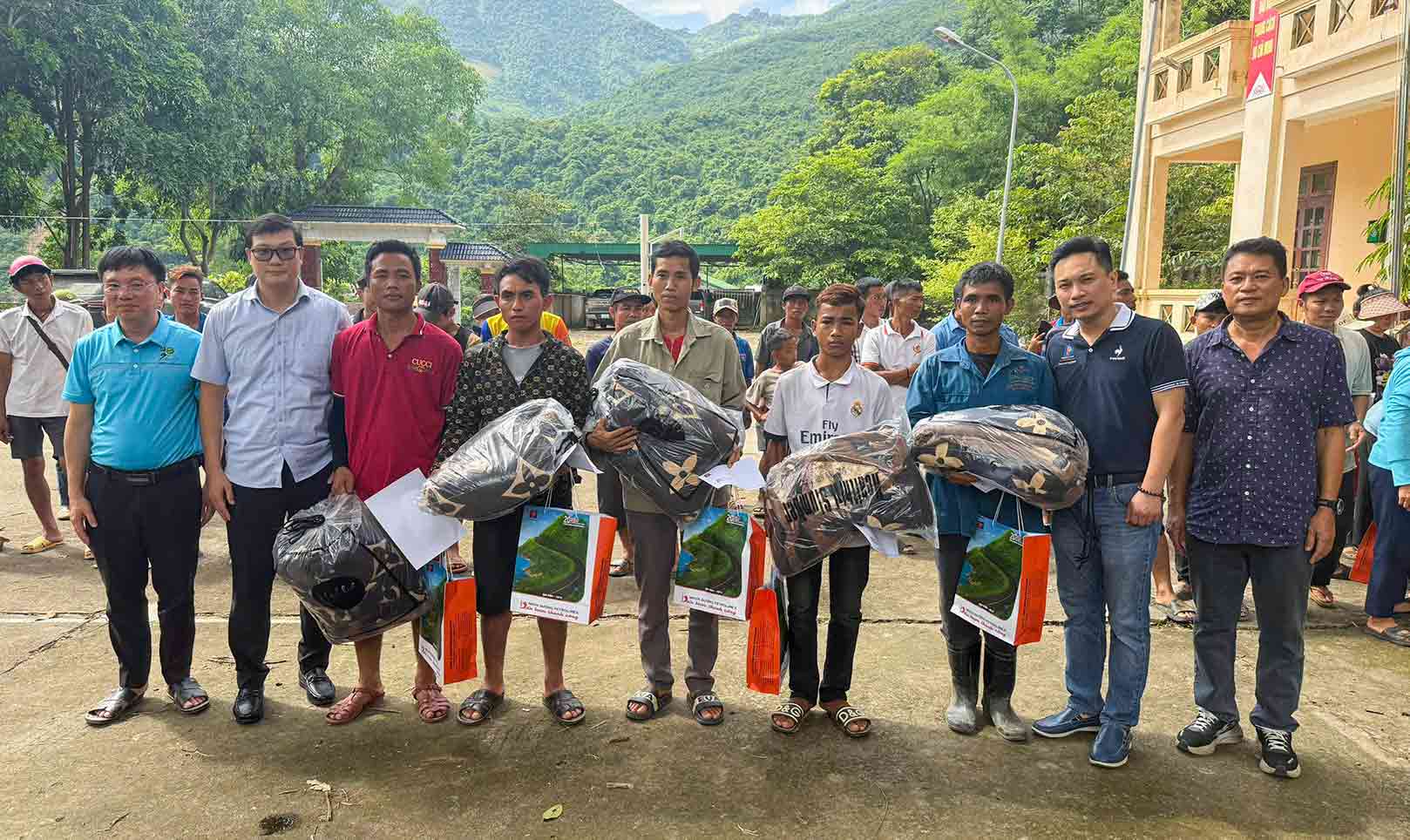 Dai dien Quy Xa hoi tu thien Tam long Vang, Cong ty TNHH Nhua duong Petrolimex cung chinh quyen dia phuong da trao tang 100 suat qua den cac ho dan co hoan canh kho khan, bi thiet hai nang trong dot mua lu vua qua. Anh: Duy Chuong