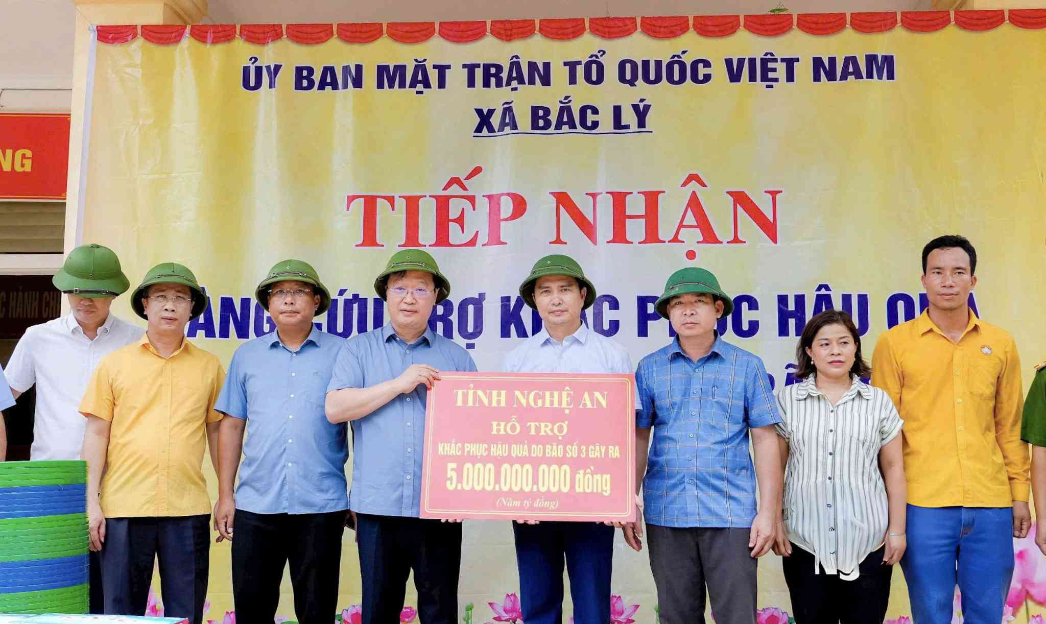 La province de Nghe An soutient la commune de Bac Ly a hauteur de 5 milliards de dongs pour remedier aux consequences causees par la tempete n° 3. Photo : Pham Bang