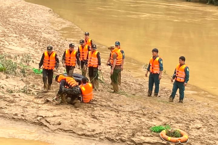 Les forces de l'ordre ont retrouve le corps de V.T.V dans la zone du reservoir hydroelectrique de Ta Co commune de Sop Cop province de Son La a pres de 5 km des lieux. Photo : Truong Son